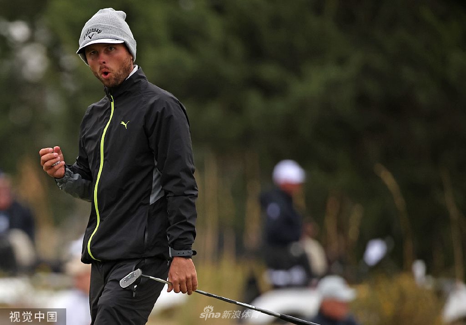 决赛轮关键推杆进洞瞬间,斯文森紧握拳头压抑不住内心激动