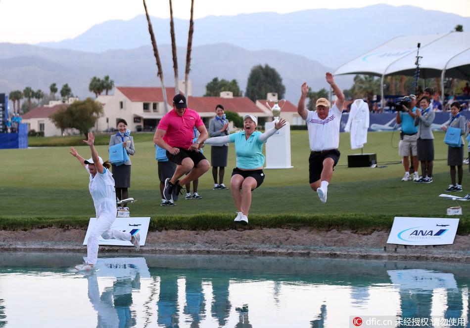 莱克西·汤普森从池塘边岩石上勇敢跳下，身体在空中舒展成一道优美弧线，下方是荡漾的碧波，画面极具动感与张力。