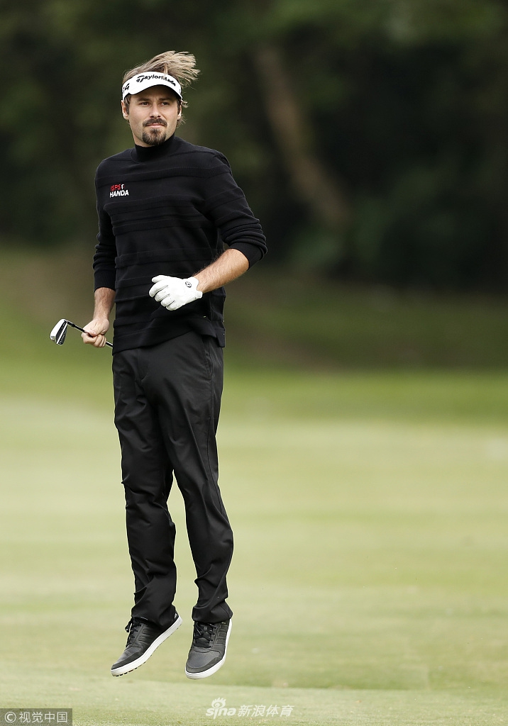 老将西蒙尼斯面带标志性微笑，在球道上优雅挥杆，尽显大师风范