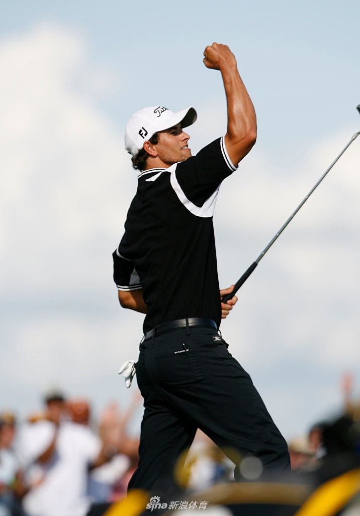 雨后初霁的球场上,球手屏息凝视小白球在潮湿空气中划出的轨迹,一击定乾坤