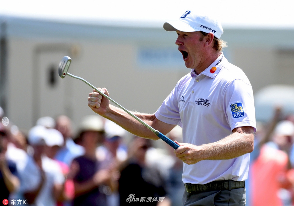 斯内德克尔推入关键一推后，紧握双拳仰天怒吼，尽情释放创造历史的激情