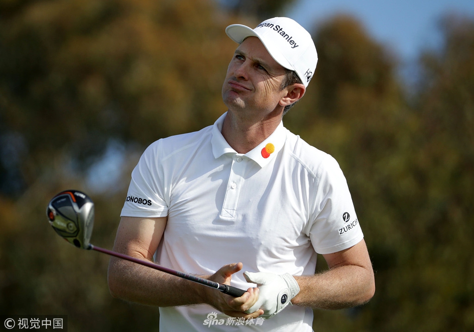 贾斯汀·罗斯在沙坑中完美上杆，沙粒飞扬间尽显大师风范