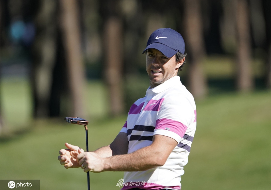 简森·戴伊在长草中观察球位，这位表演赛的赢家正试图将好状态延续到正式的锦标赛中。