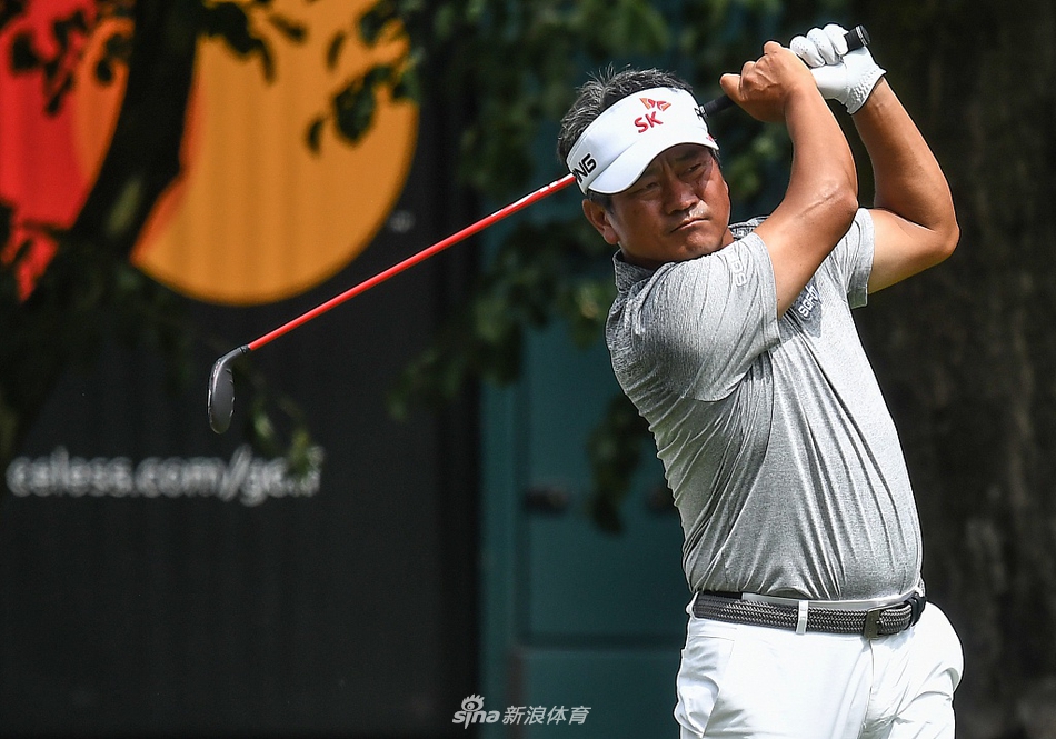 一名球员在黄昏时分的练习场上独自挥杆，夕阳为他的身影和扬起的草屑勾勒出金色的轮廓。