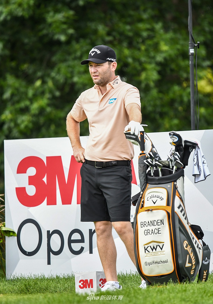 迪伦-福瑞特利在发球台做击球前最后的确认，背景是TPC双子城开阔的水景与蓝天。