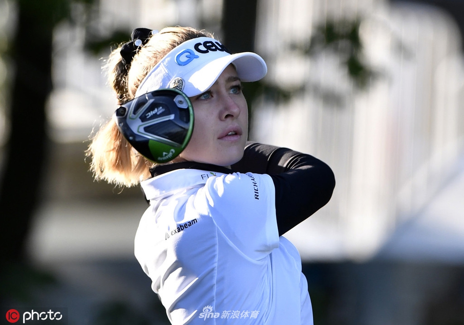 冠军组选手走向下一洞，修长身影在球道草地上渐行渐远