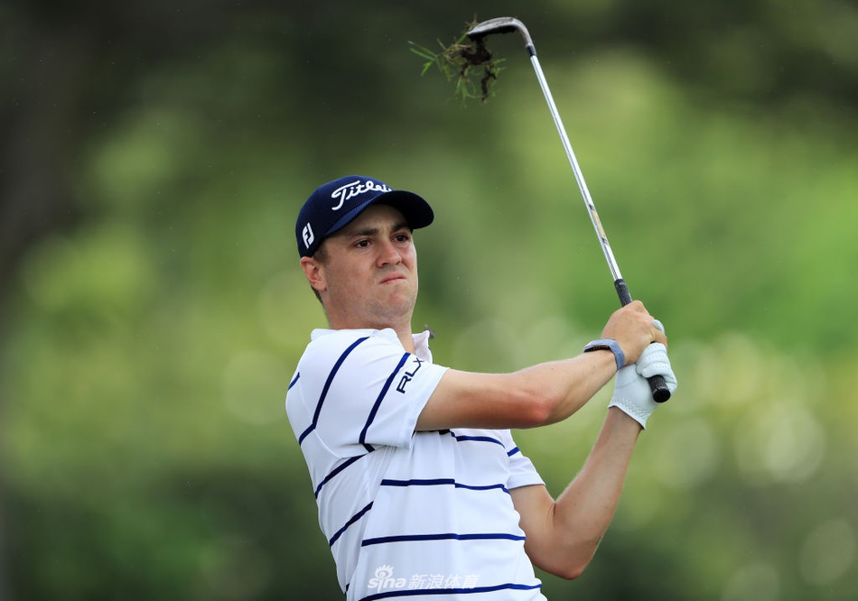 卫冕冠军马特-库查尔在风中评估球位,他身后的记分牌和稀疏的观众见证了比赛条件的艰苦。