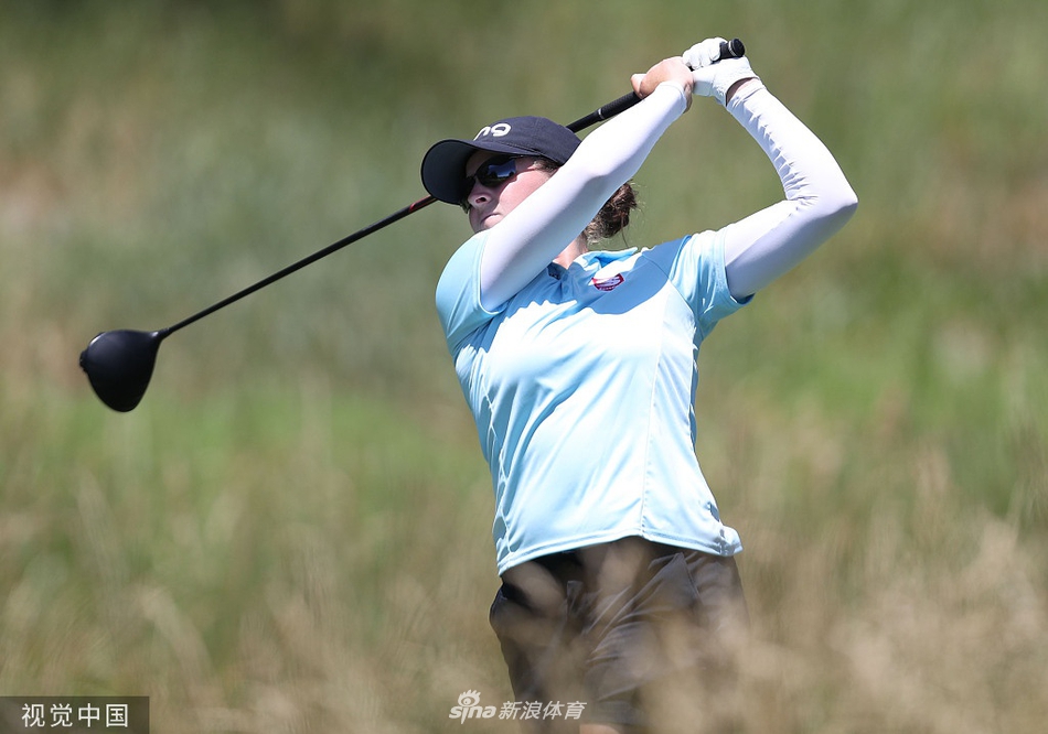 阿莉·尤因与丈夫在夺冠后深情相拥，喜悦与汗水交织在拉斯维加斯的绿茵之上。