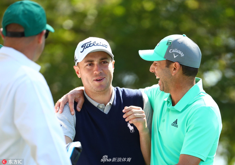 听到妻子的安慰后,加西亚转过头看向她,脸上终于绽放出温暖的笑容,与几分钟前的沮丧判若两人。