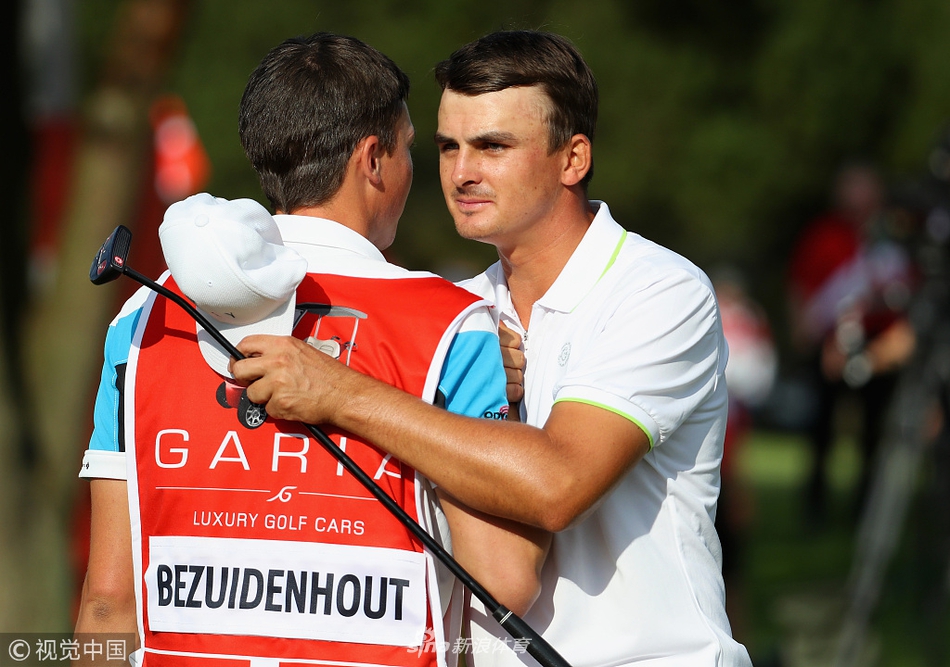 赛后维斯特伍德与对手友好握手致意，尽显绅士风度和体育精神。