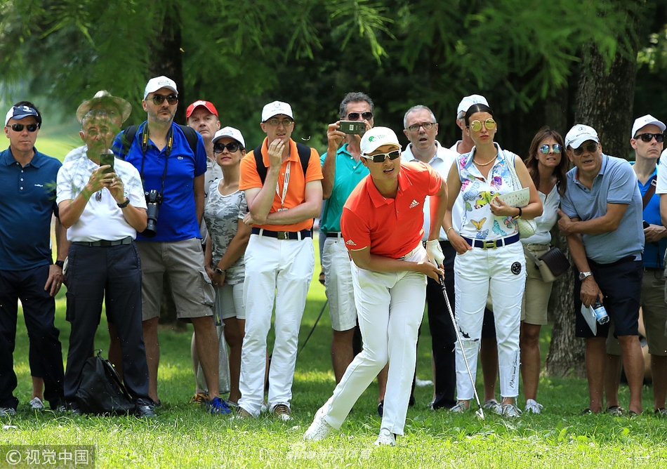 丹麦球员托比约·奥勒森在第三轮比赛中，以一记精准的铁杆进攻果岭，他紧盯着飞行中的小白球，对击球质量充满期待。