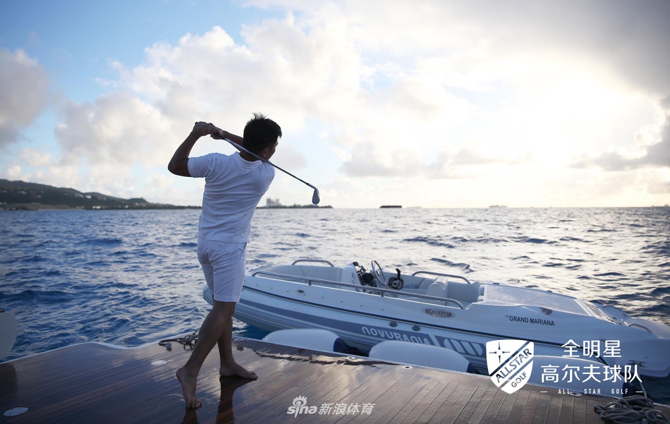 全明星球队在塞班劳劳湾高尔夫球场精彩开球,白色小球划过蔚蓝海天之间