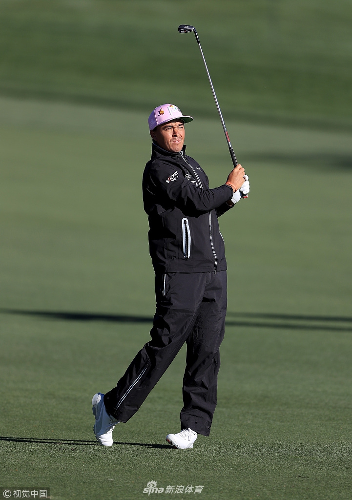 长打高手卡梅隆·钱普在练习场全力开球，展现惊人爆发力