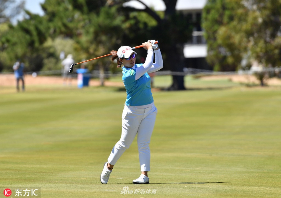 果岭上，球员与球童蹲下共同研读推杆线路，团队合作尽显无遗