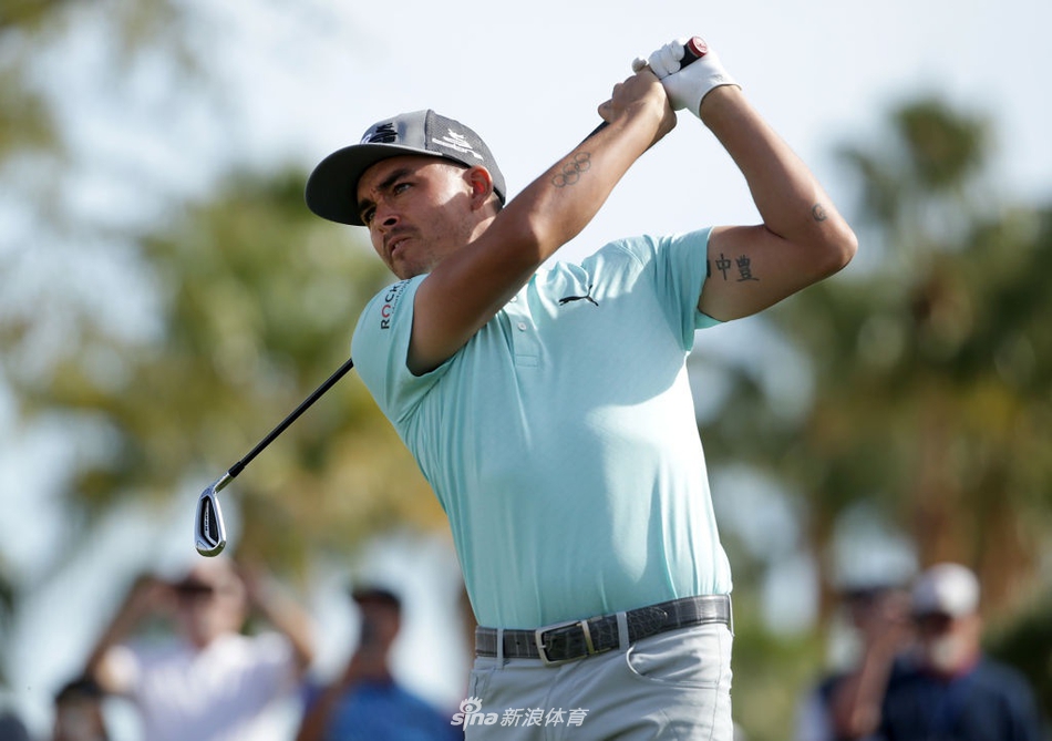 斯科蒂·舍夫勒在球道上自信挥杆，阳光将其身影拉长，尽显新生代球员的锋芒