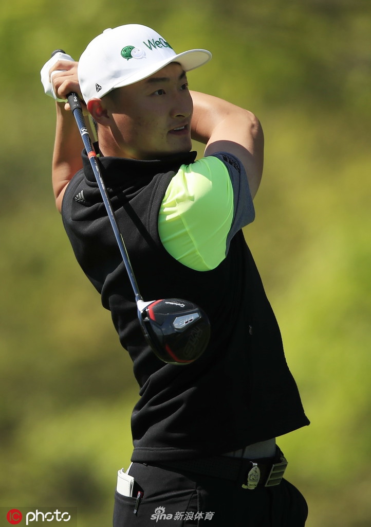 李昊桐在果岭边沉稳推杆，专注的眼神中透露出对晋级资格的坚定渴望。