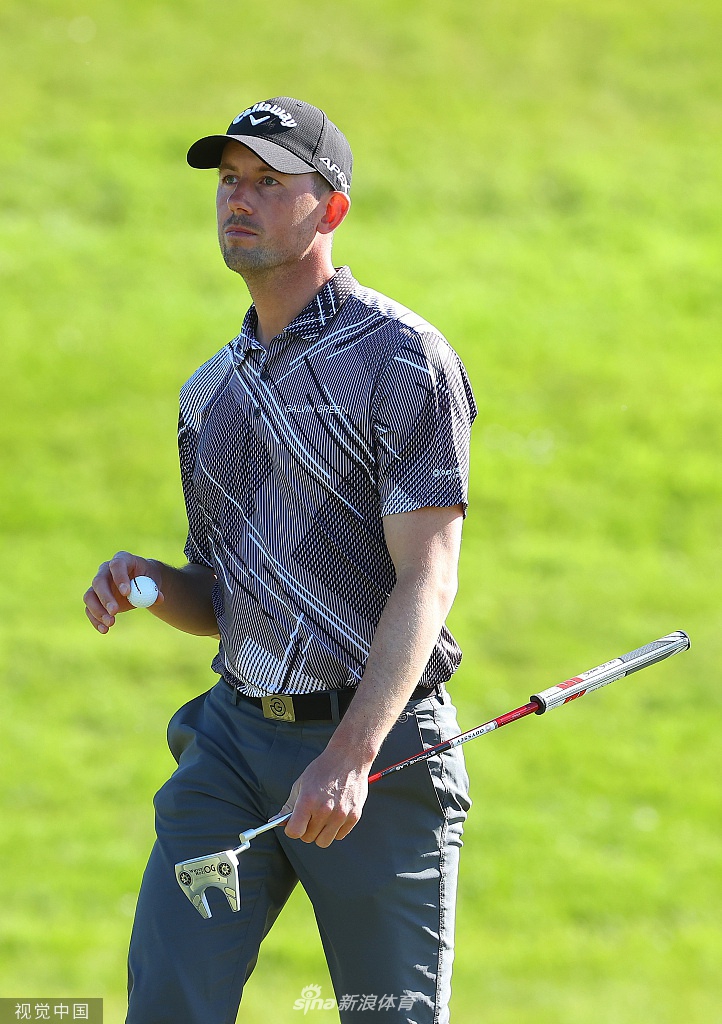 托马斯·比约恩在沙坑中救球，沙粒飞扬展现高超技巧