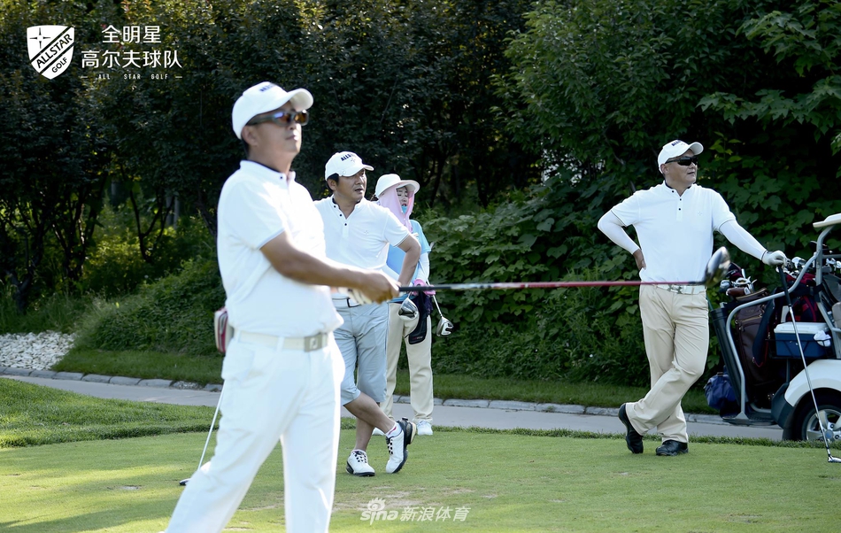 侧写挥杆瞬间，球手身姿挺拔如松，动作流畅充满爆发力，尽显高尔夫运动的力学之美