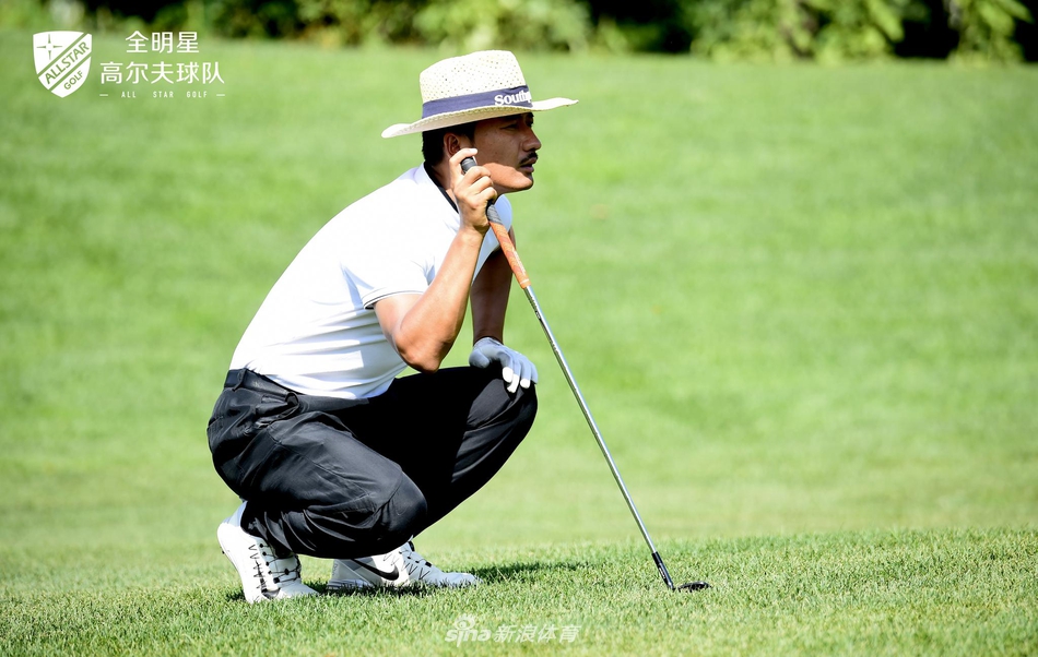 果岭边，球手们相聚谈笑，轻松交流击球心得，展现了竞技之外的友谊与社交魅力