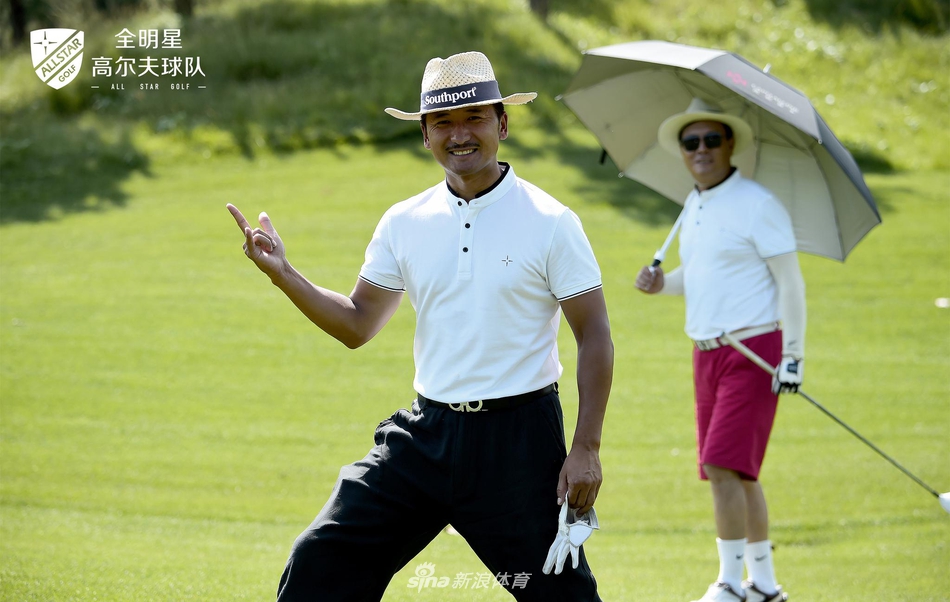 开球仪式上，明星球手气定神闲，潇洒挥杆，白色小球划破湛蓝天空，飞向远方