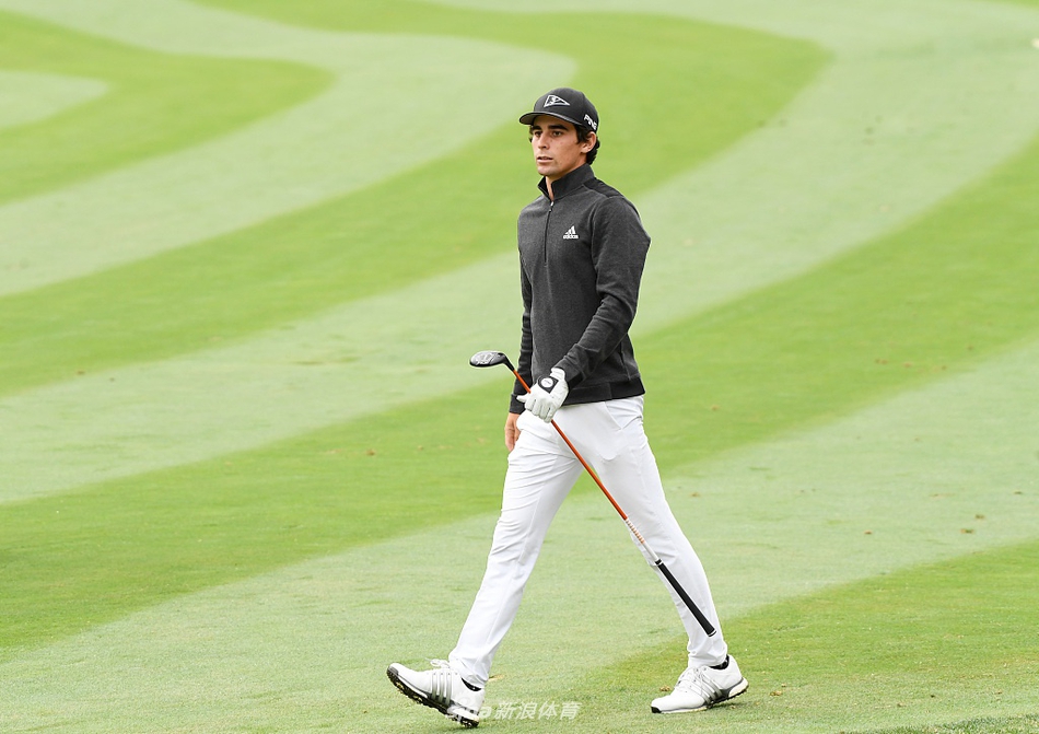 赛事观众聚集在果岭周边，沉浸于紧张激烈的比赛氛围之中