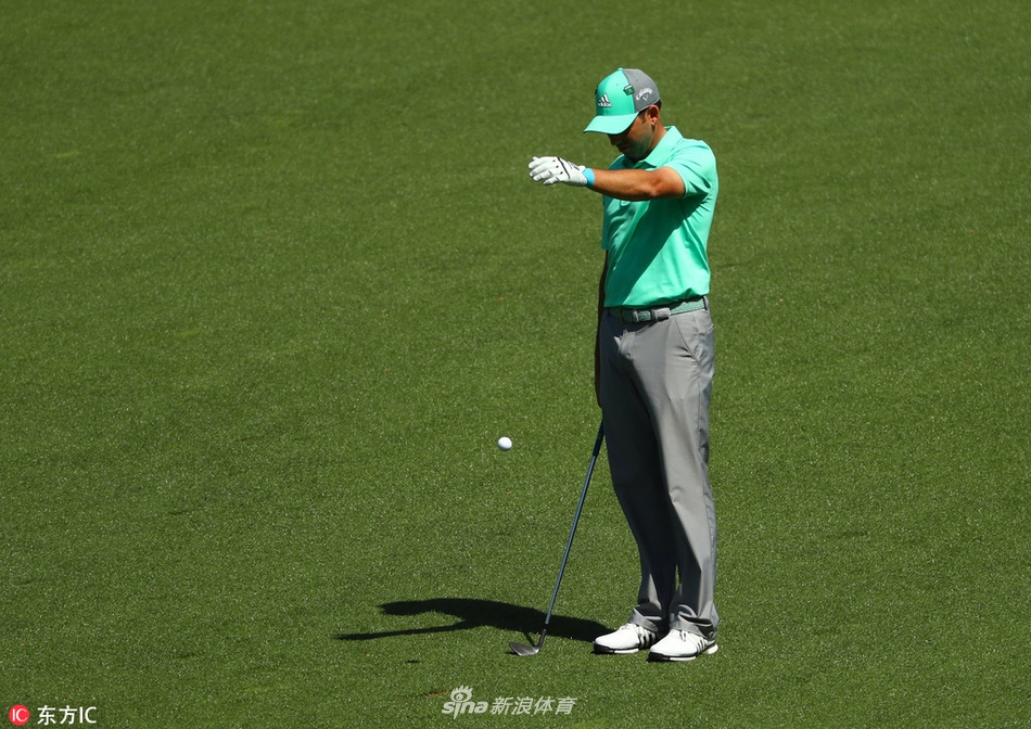 结束比赛后,加西亚独自走在场边,他抬起右手紧紧捂住自己的眼睛和脸颊,似乎想将所有的懊恼与沮丧都隔绝在掌心之下。