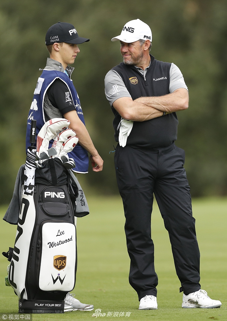 塞吉奥·加西亚在获胜后高举奖杯，向家乡的观众们致意，脸上洋溢着灿烂的笑容，背景是西班牙的蓝天与绿茵。