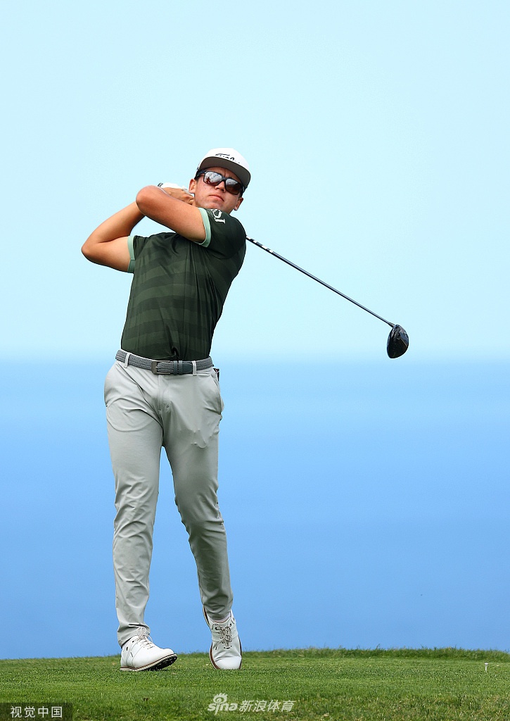 理查德·曼塞尔在比赛中奋力挥杆,力争缩小与领先者的差距。