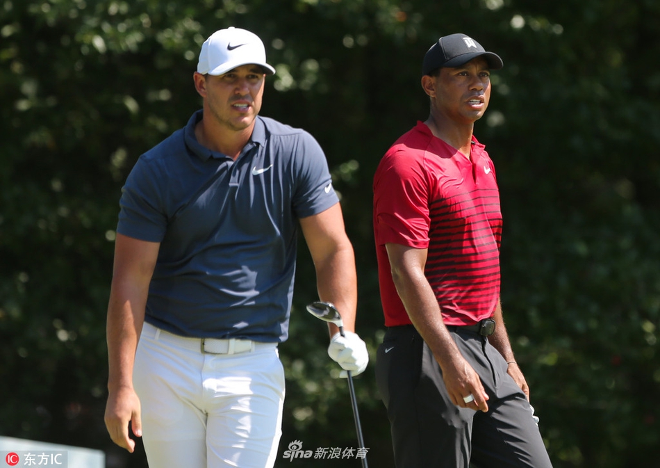 伍兹在球道上稳健挥杆，身体姿态展现出历经手术恢复后的核心力量。