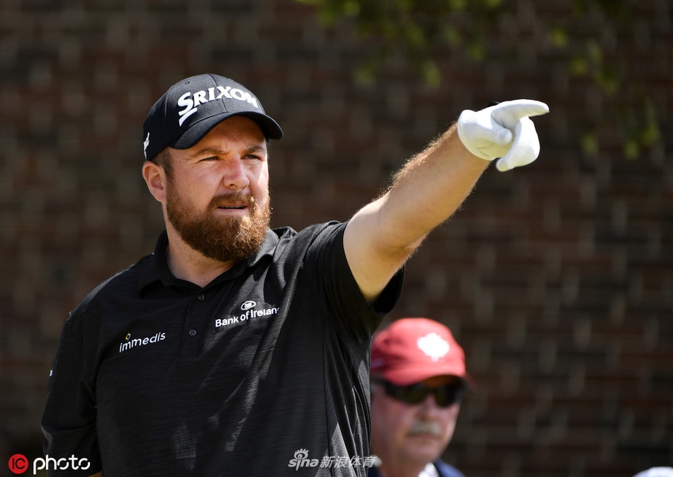 麦克罗伊独自走在球道上，夕阳拉长了他的身影，仿佛在思索比赛，意境深远