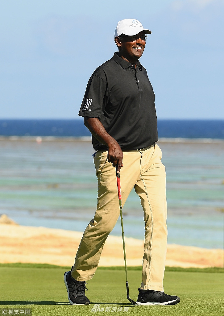 维杰·辛格全力开球，身体扭矩完美，白色球杆在阳光下划出有力弧线