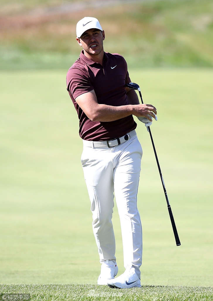 保尔特凝神审视果岭线路，手指轻触草叶，仿佛在读取大地的密码