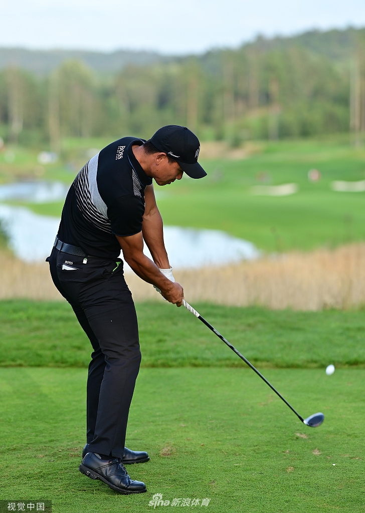 吴阿顺在发球台开球瞬间，力量爆发，阳光勾勒出其专注的侧影