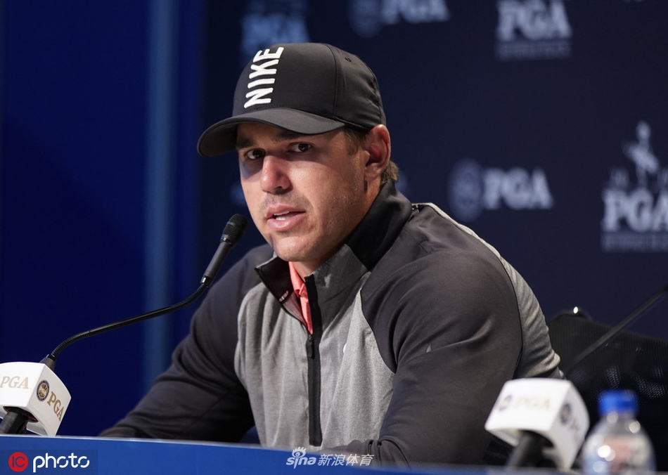 科普卡进行一号木开球练习,身体扭矩达到极致,充满爆发力的瞬间