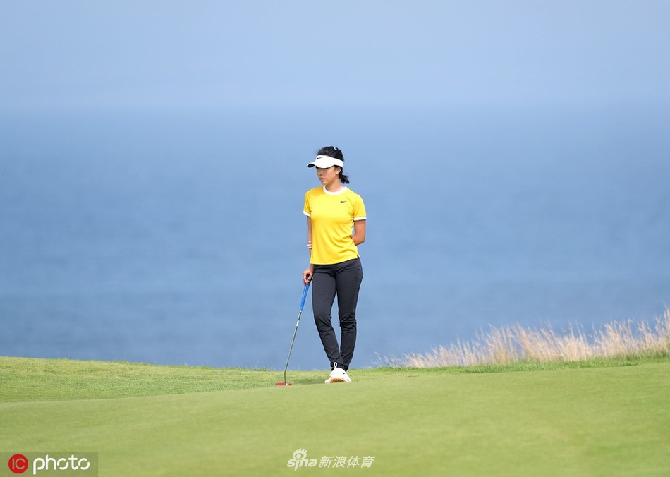 何沐妮在果岭边进行切杆准备,动作流畅而专注,展现了扎实的短杆技术。