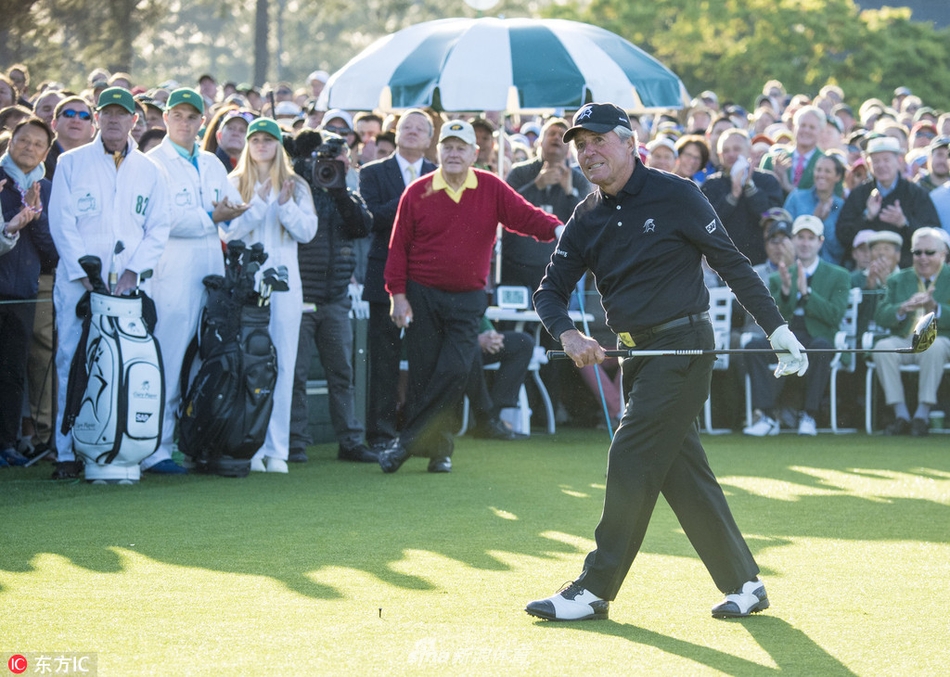 仪式全景:尼克劳斯与普莱尔站在发球台标志性的花丛前,整个奥古斯塔球场都在为他们静默致敬。