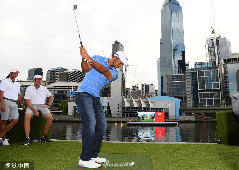 老虎伍兹在新闻发布会上专注发言,阳光洒在他的侧脸,勾勒出这位高尔夫王者历经辉煌与挫折后愈发深邃坚定的轮廓。