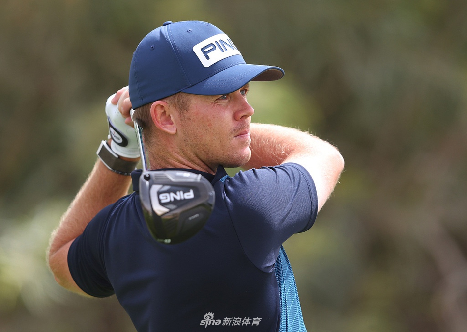 球员在果岭边进行复杂的沙坑救球，沙粒飞溅，展现高尔夫运动中精准的短杆技巧与心理素质。