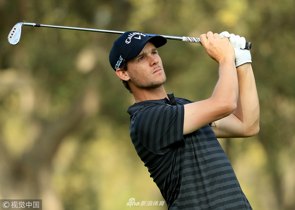 夕阳余晖下，哈桑二世杯奖杯熠熠生辉，列维的背影与奖杯构成一幅胜利的剪影