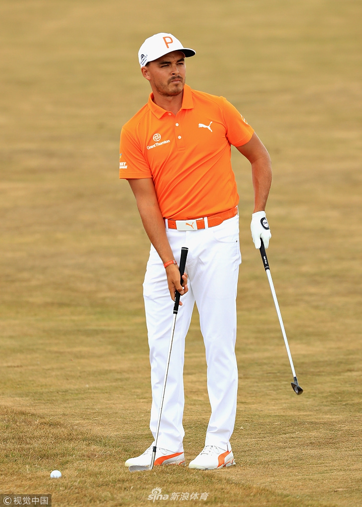 决赛轮中，贾斯汀·罗斯在古兰球场全神贯注地挥杆击球。