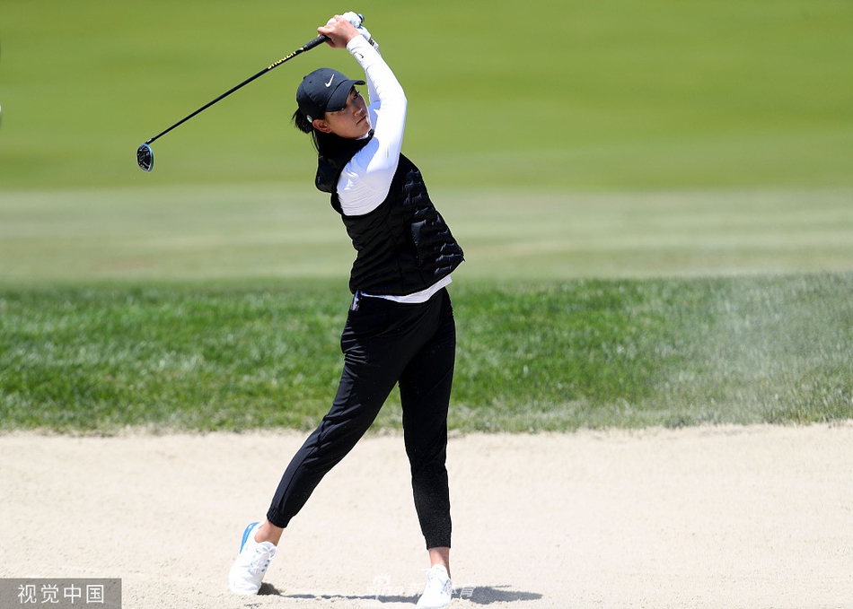 美国力量型球员莱克西·汤普森大力开球，白色小球在空中划出一道有力的长线。