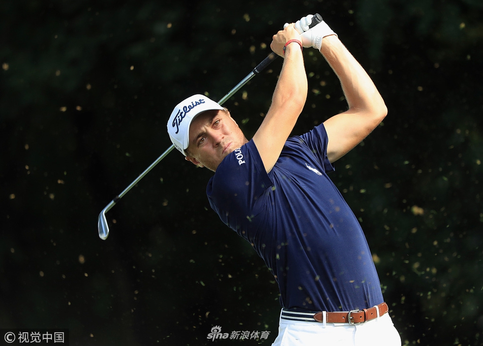 老将米克尔森完成一记漂亮的击球,收杆动作舒展而优雅,目光追随着球的轨迹,风采不减当年。