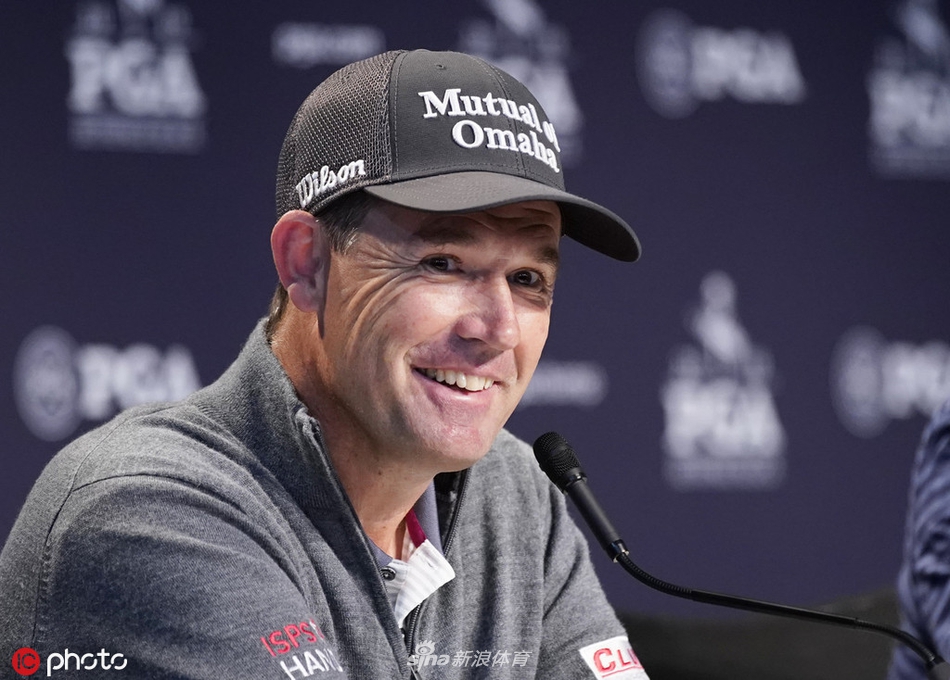 哈灵顿在长草中救球练习,表情严肃,考验短杆技术的时刻