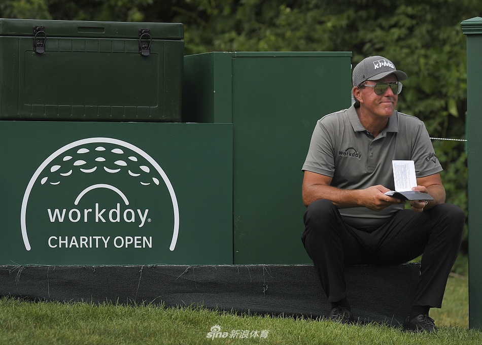 球迷在场边驻足观看比赛，虽然疫情改变了观赛方式，但高尔夫的热情依旧在赛场内外传递