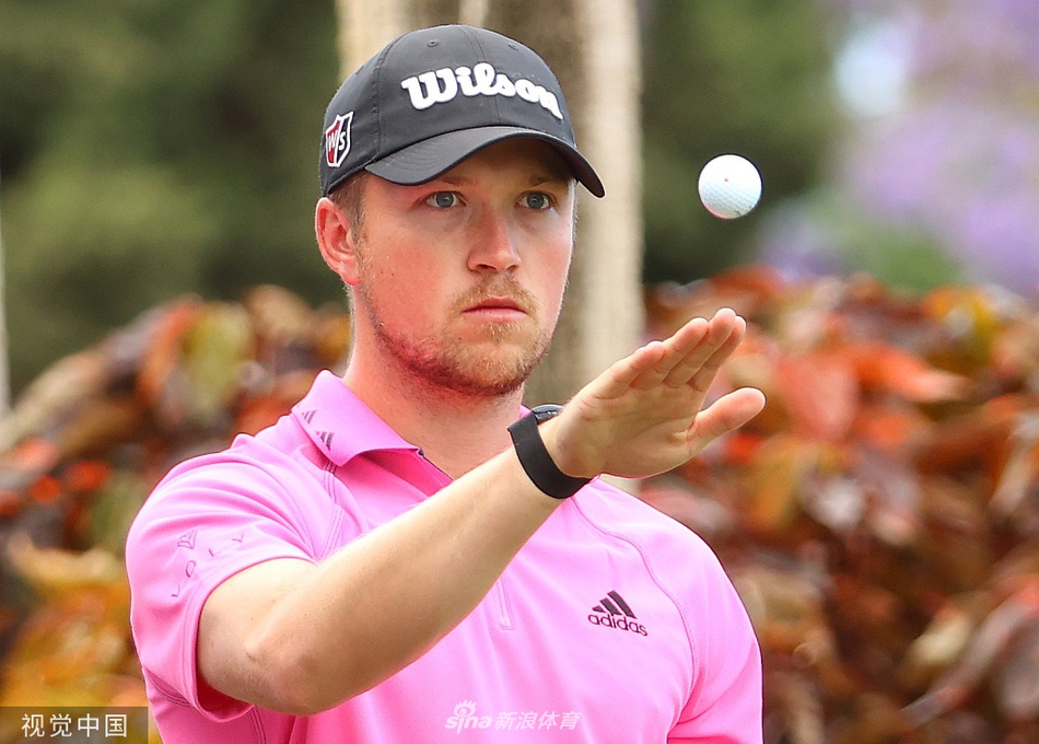 希格在第七洞打出一杆进洞后,兴奋地与球童击掌庆祝这历史性的一刻。