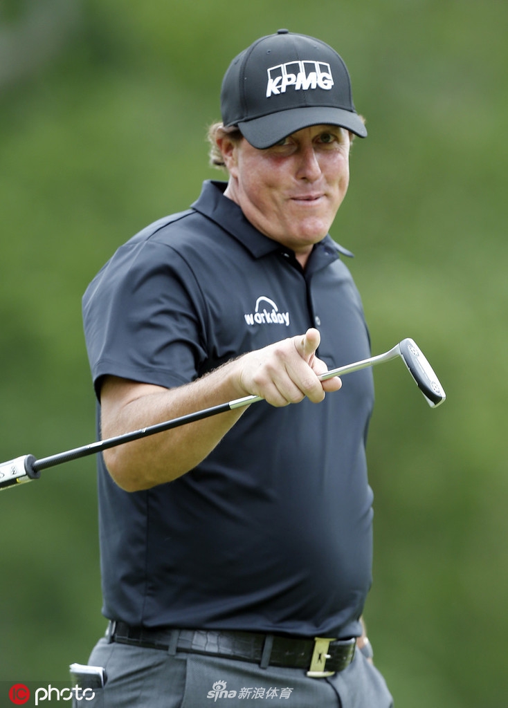 李昊桐在果岭边沉稳地进行切杆准备,父亲作为球僮在一旁静静陪伴,父子同心征战赛场。