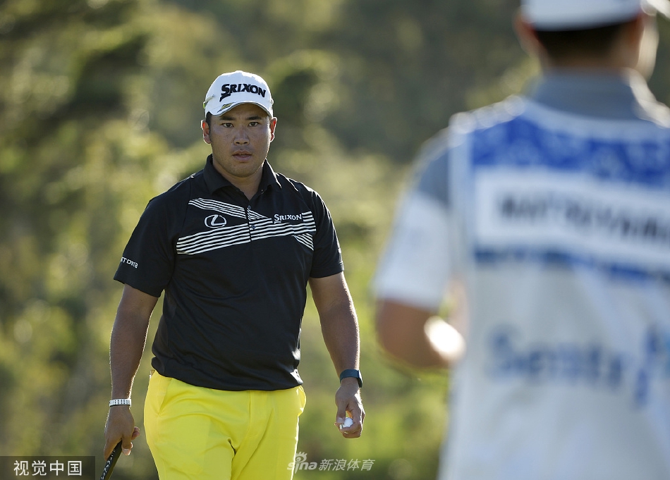 夕阳下,球员剪影与绵延的球道和远山构成一幅宁静而富有力量的画面