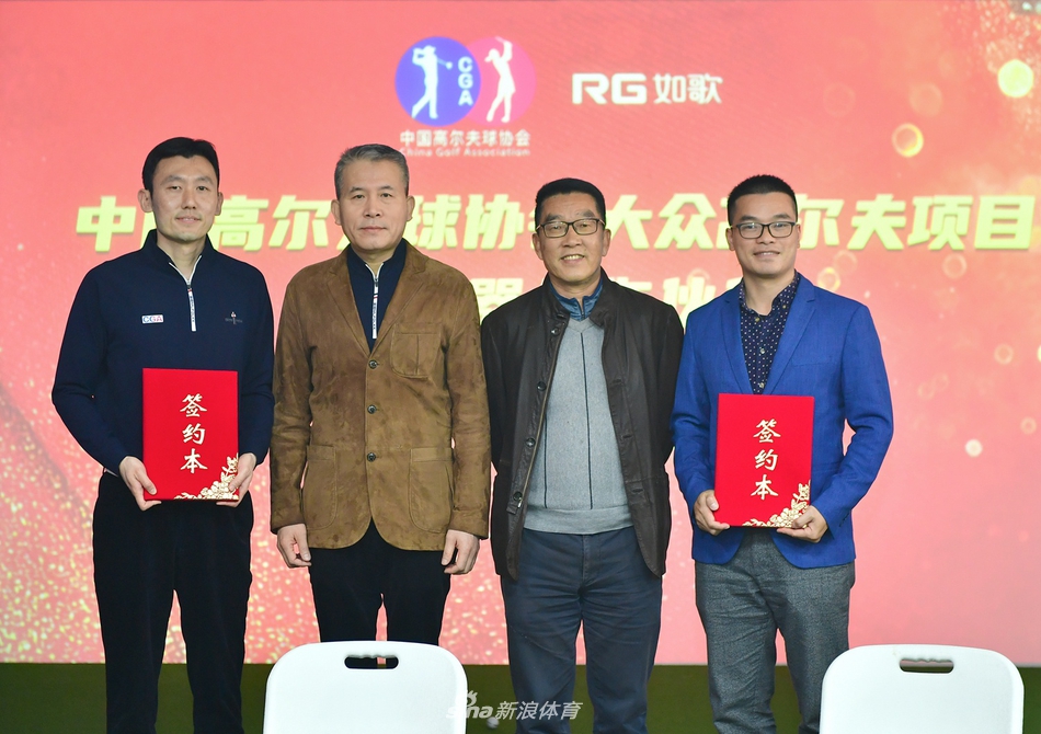 秦敏与赛事工作人员合影留念，温馨氛围充满整个俱乐部空间