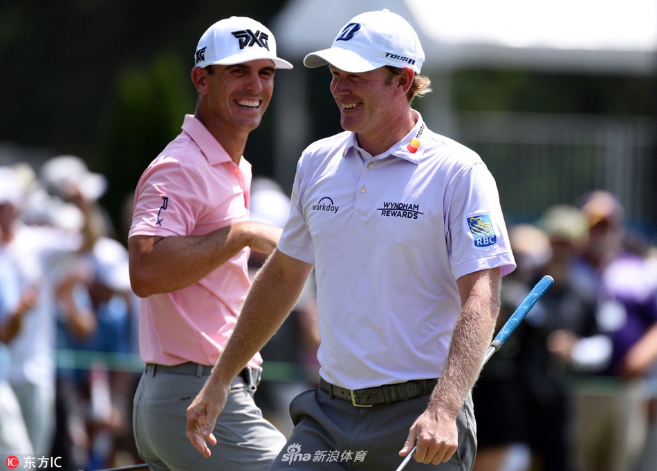 同组球员比利·霍雪尔兴奋地上前，与斯内德克尔击掌拥抱，分享这一难忘瞬间