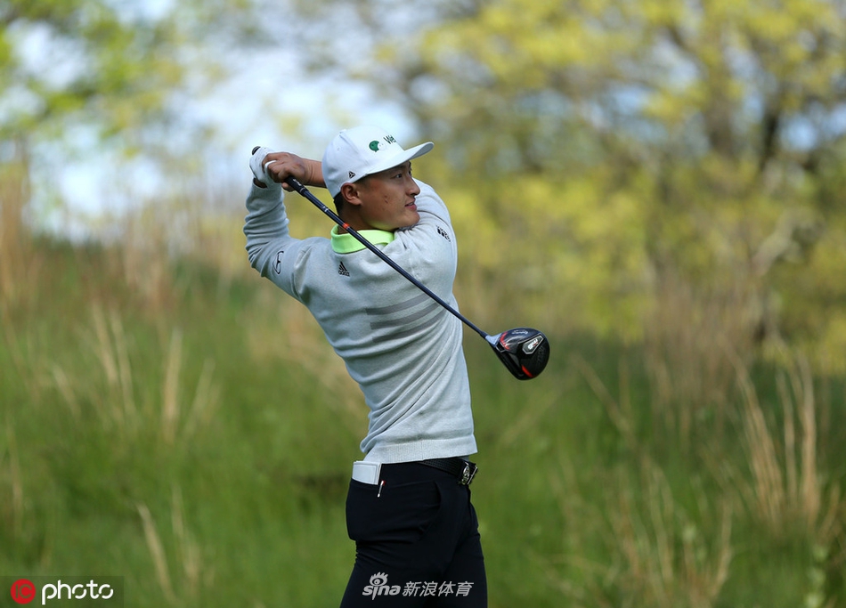 比赛中，李昊桐在沙坑中冷静处理困难球位，展现出优秀的短杆救球技巧与心理素质。